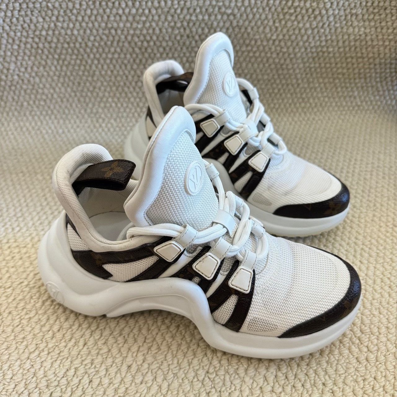 Louis Vuitton Louis Vuitton White Lowtop Sneakers us_6 Women Size US 6 / IT 36 - 3 Thumbnail