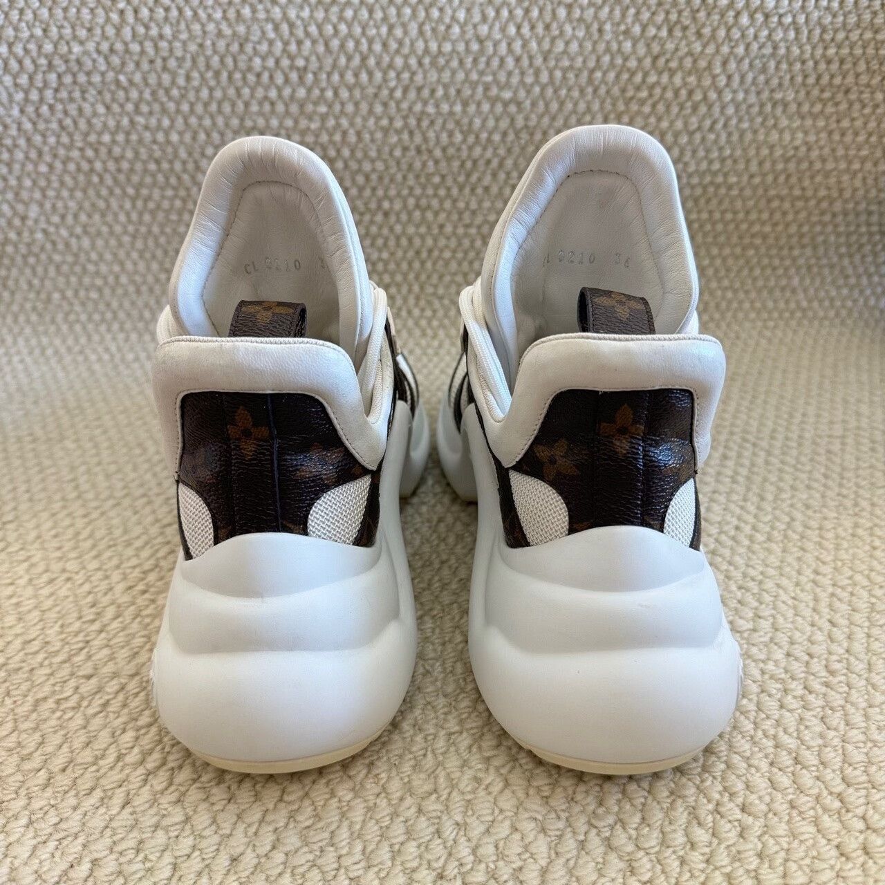 Louis Vuitton Louis Vuitton White Lowtop Sneakers us_6 Women Size US 6 / IT 36 - 4 Thumbnail