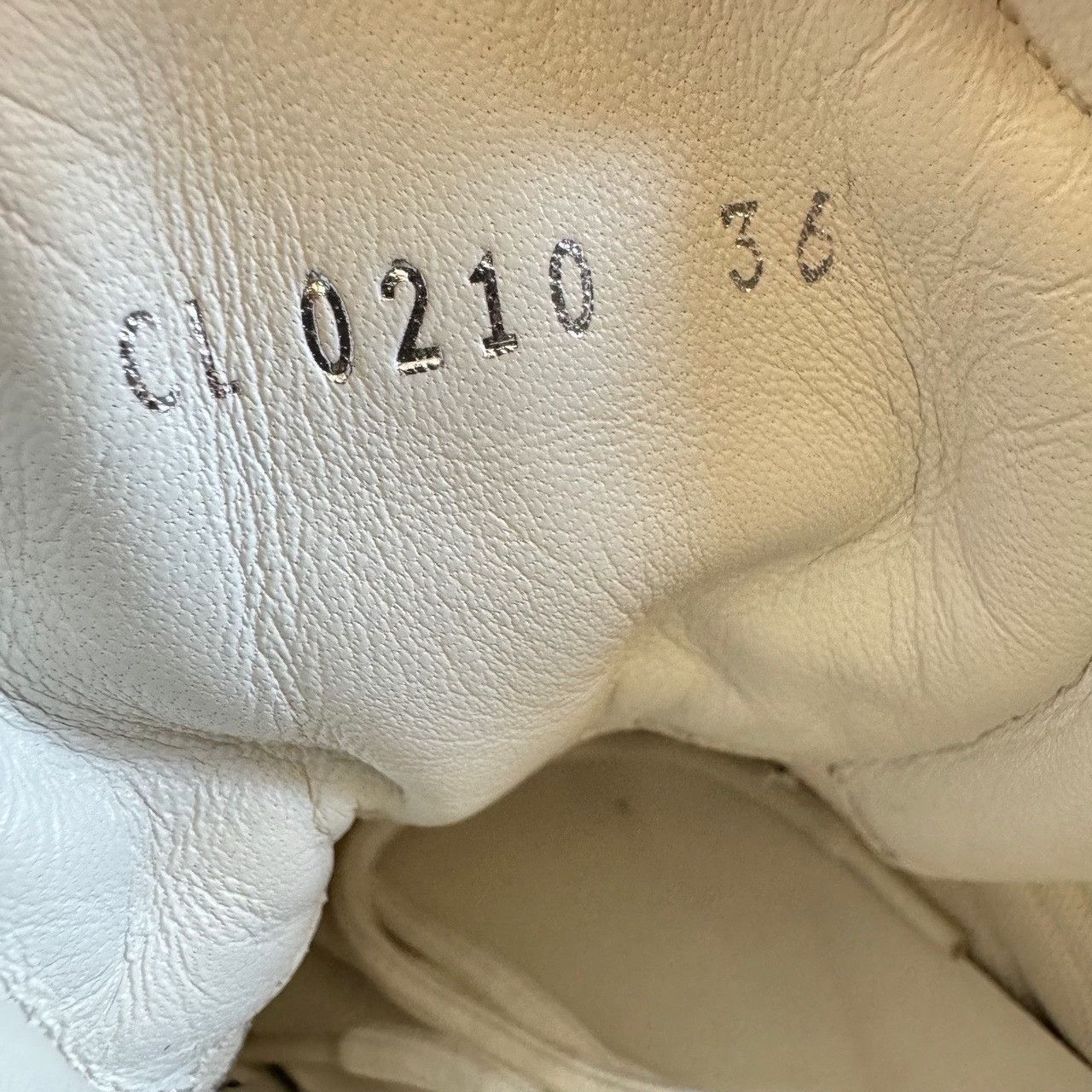 Louis Vuitton Louis Vuitton White Lowtop Sneakers us_6 Women Size US 6 / IT 36 - 5 Thumbnail