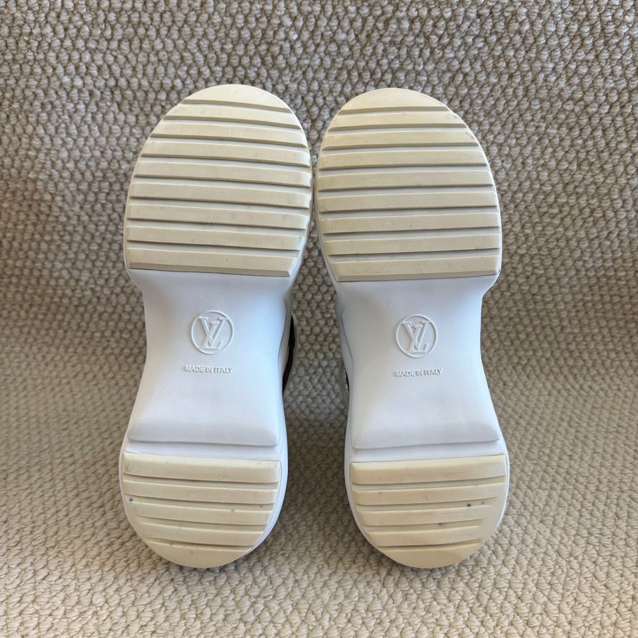 Louis Vuitton Louis Vuitton White Lowtop Sneakers us_6 Women Size US 6 / IT 36 - 6 Thumbnail