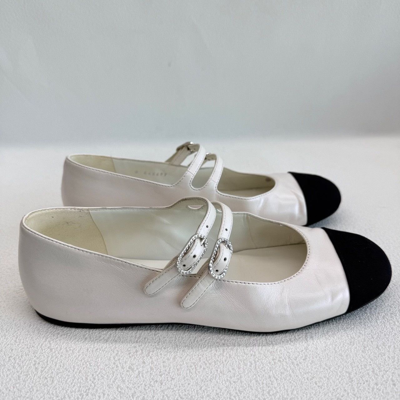 Chanel Chanel Leather White Lowtop Sneakers us_6 Women Size US 6 / IT 36 - 4 Thumbnail