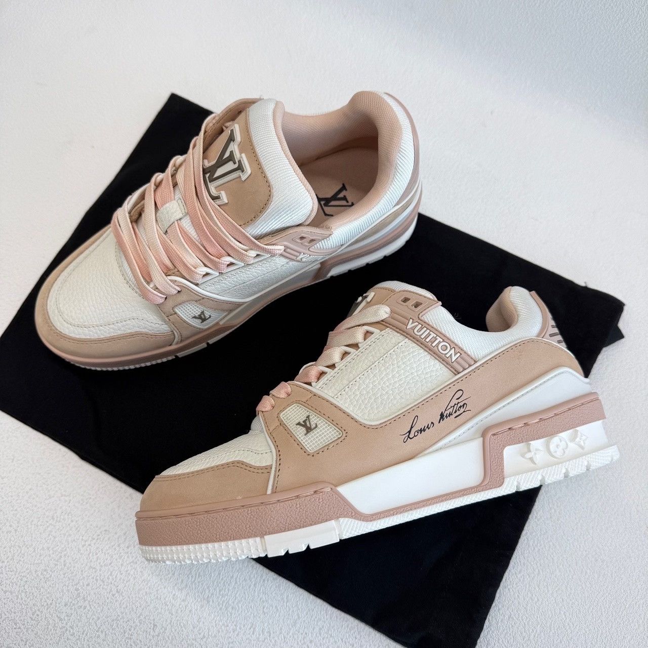 Louis Vuitton Louis Vuitton Pink Lowtop Sneakers us_6 Women Size US 6 / IT 36 - 8 Thumbnail