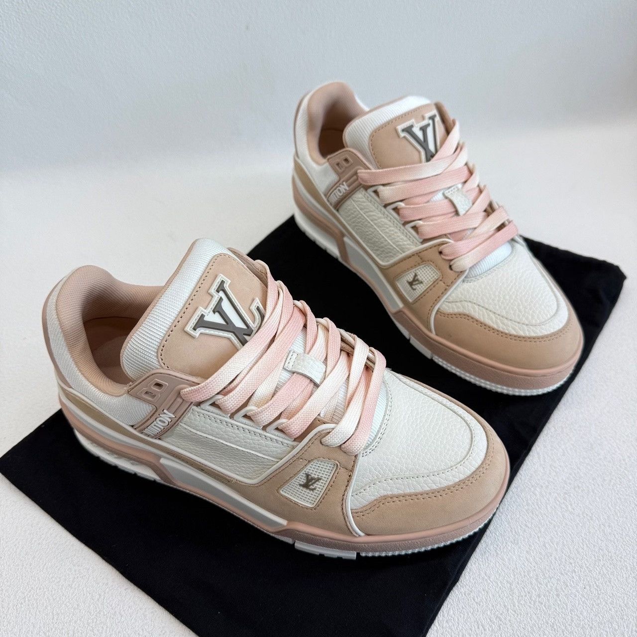 Louis Vuitton Louis Vuitton Pink Lowtop Sneakers us_6 Women Size US 6 / IT 36 - 2 Thumbnail