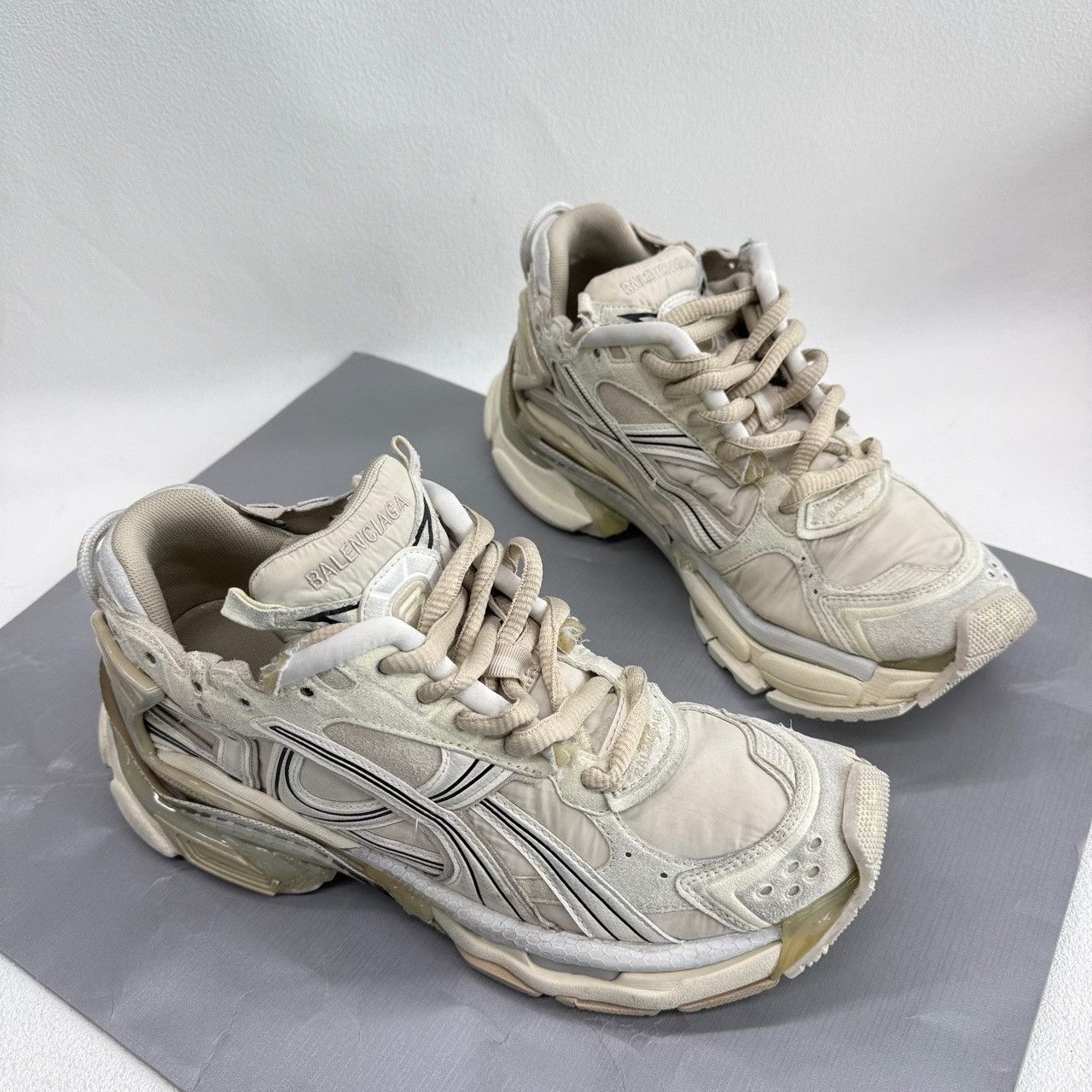 Balenciaga Balenciaga Running Beige Lowtop Sneakers us_8-5 Women Size US 8.5 / IT 38.5 - 3 Thumbnail