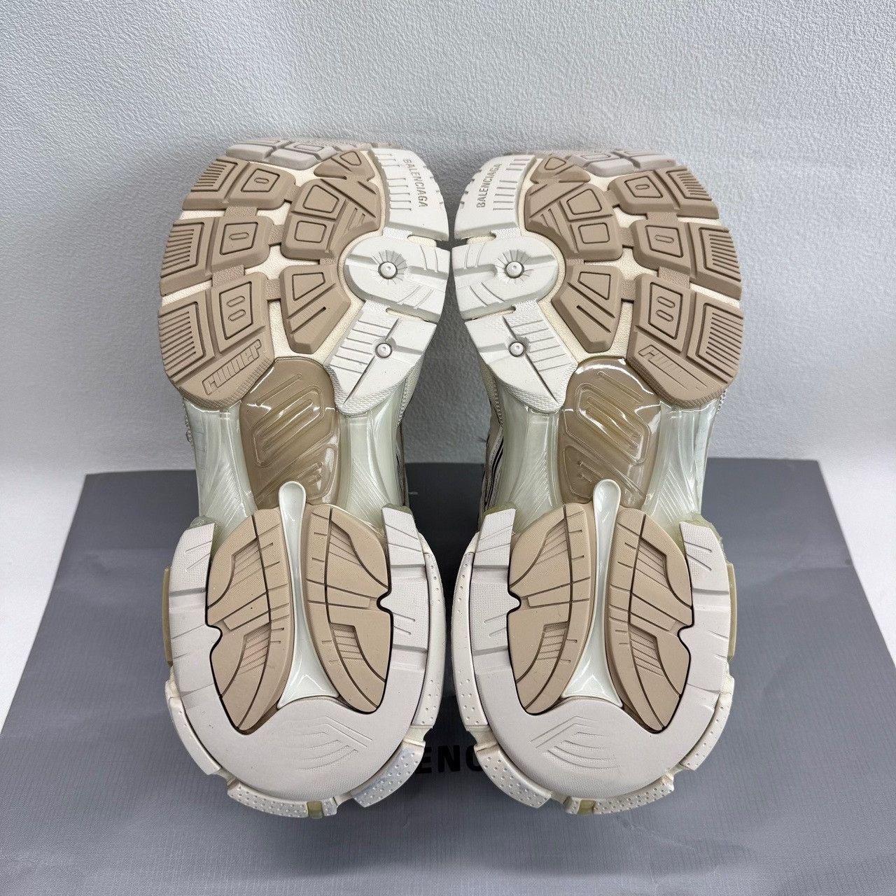 Balenciaga Balenciaga Running Beige Lowtop Sneakers us_8-5 Women Size US 8.5 / IT 38.5 - 7 Thumbnail