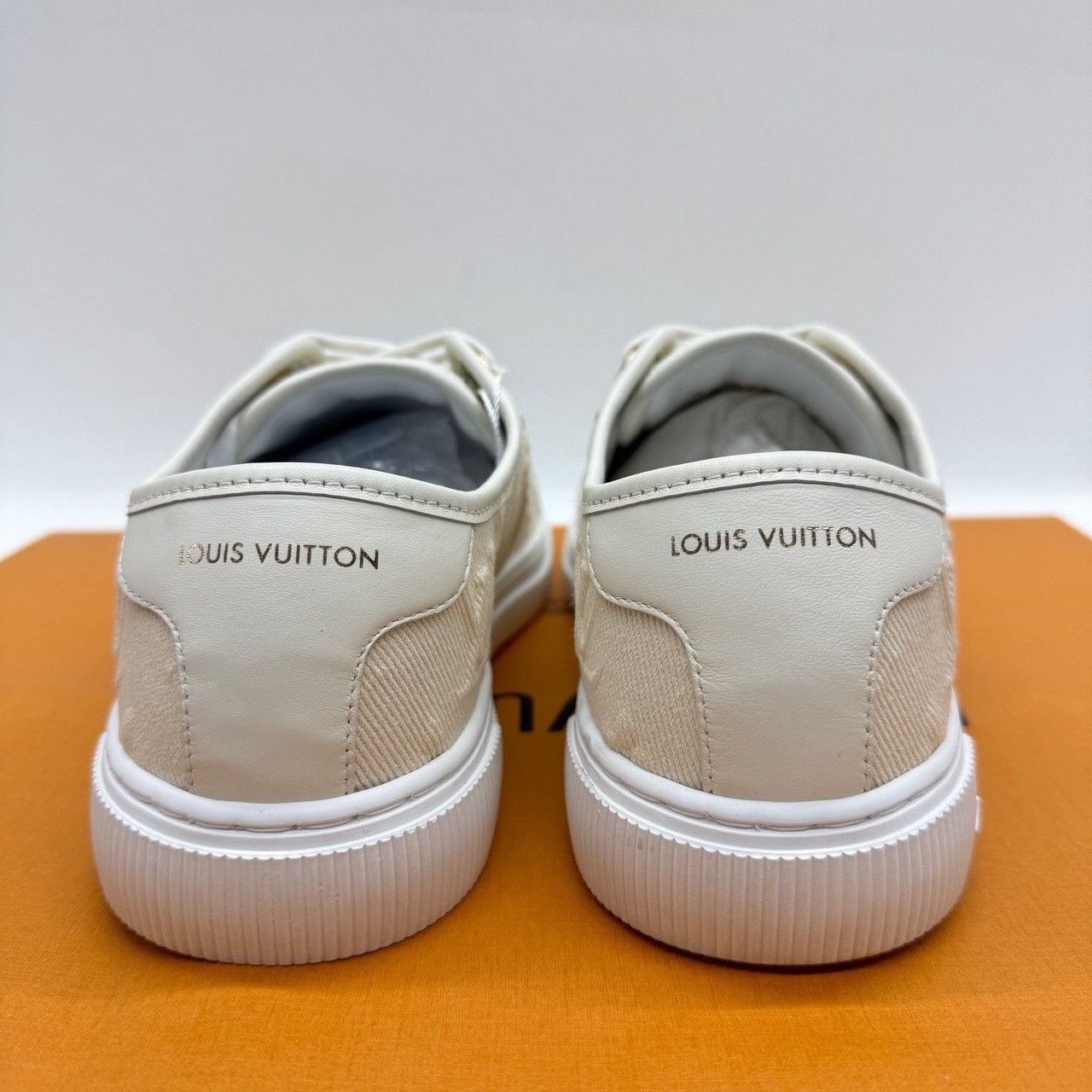 Louis Vuitton Louis Vuitton Beige Lowtop Sneakers us_7-5 Women Size US 7.5 / IT 37.5 - 5 Thumbnail