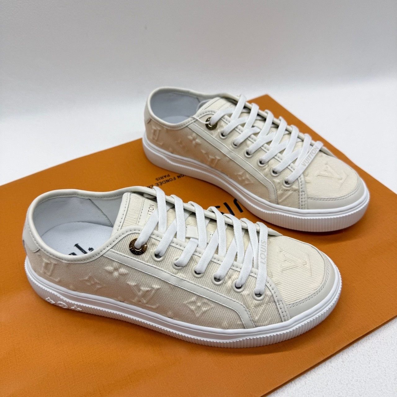Louis Vuitton Louis Vuitton Beige Lowtop Sneakers us_7-5 Women Size US 7.5 / IT 37.5 - 3 Thumbnail
