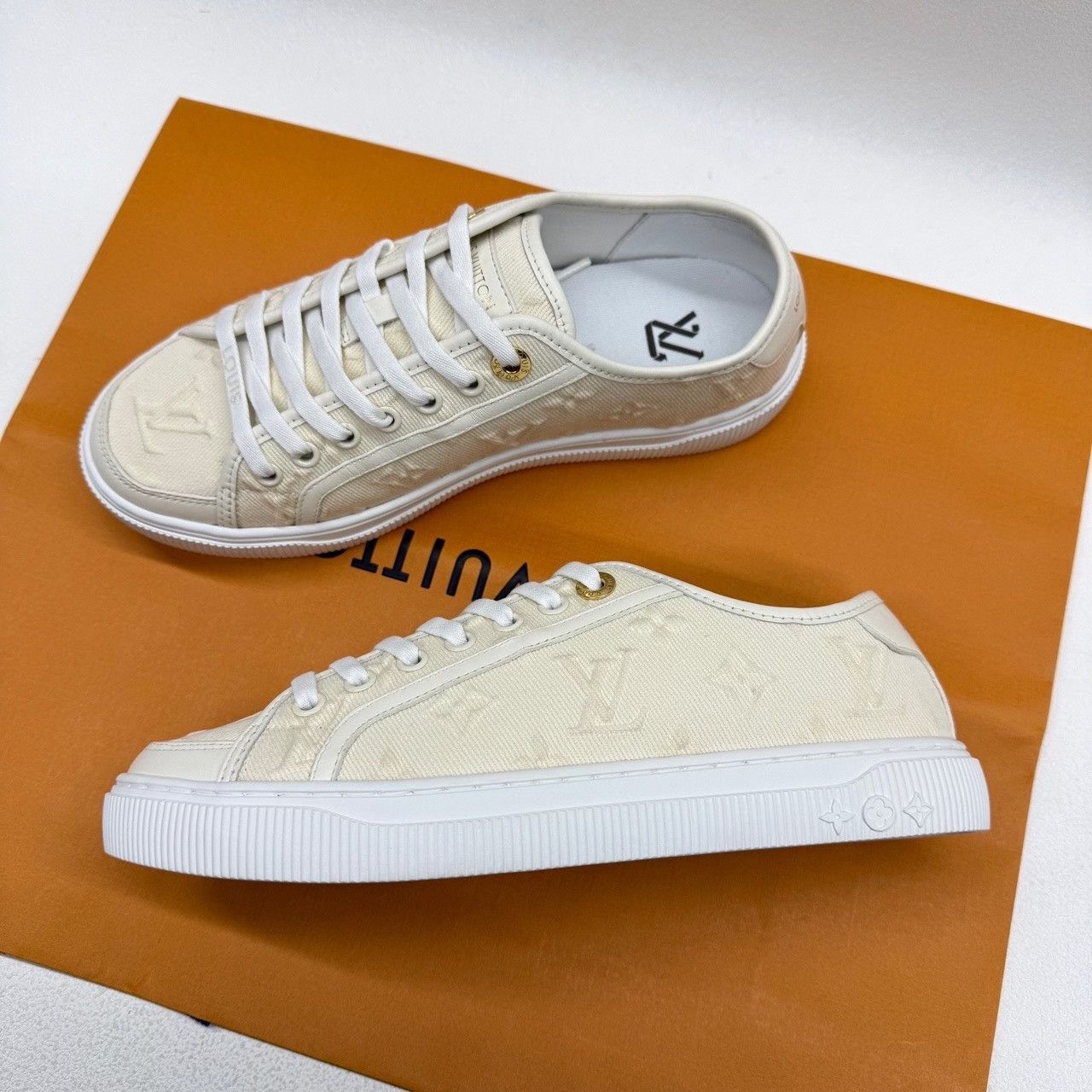 Louis Vuitton Louis Vuitton Beige Lowtop Sneakers us_7-5 Women Size US 7.5 / IT 37.5 - 8 Thumbnail