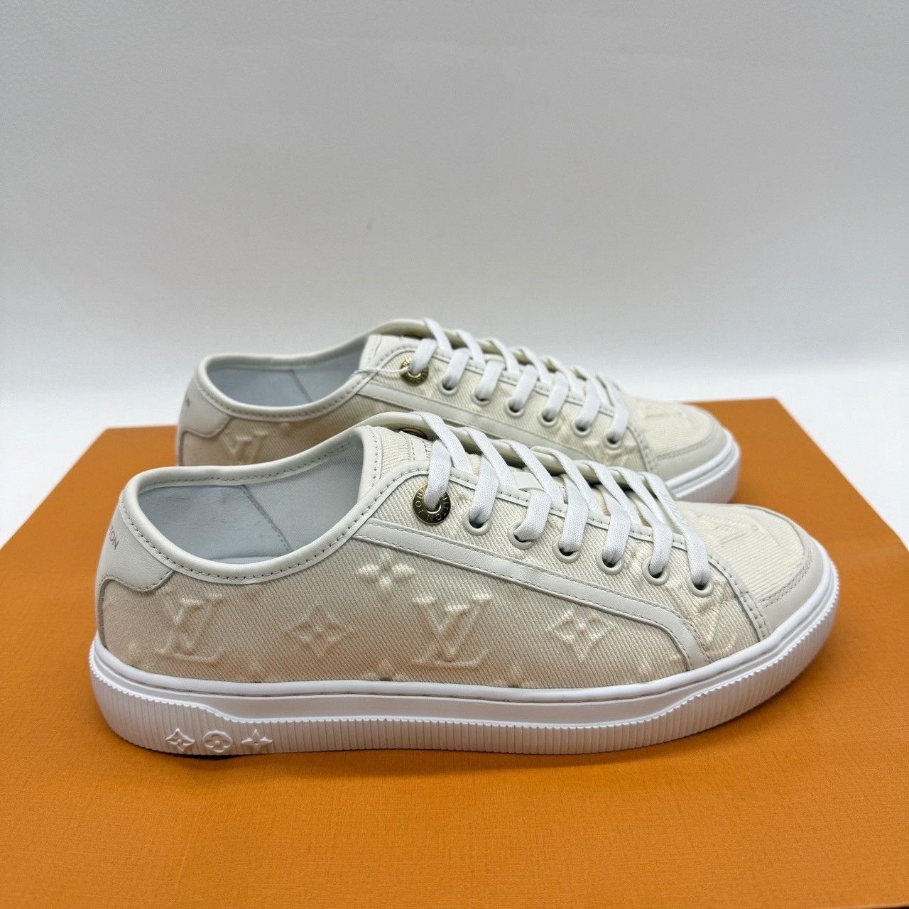 Louis Vuitton Louis Vuitton Beige Lowtop Sneakers us_7-5 Women Size US 7.5 / IT 37.5 - 4 Thumbnail