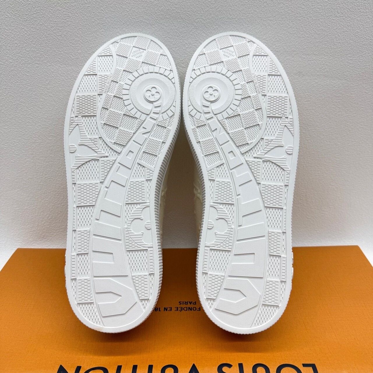 Louis Vuitton Louis Vuitton Beige Lowtop Sneakers us_7-5 Women Size US 7.5 / IT 37.5 - 7 Thumbnail