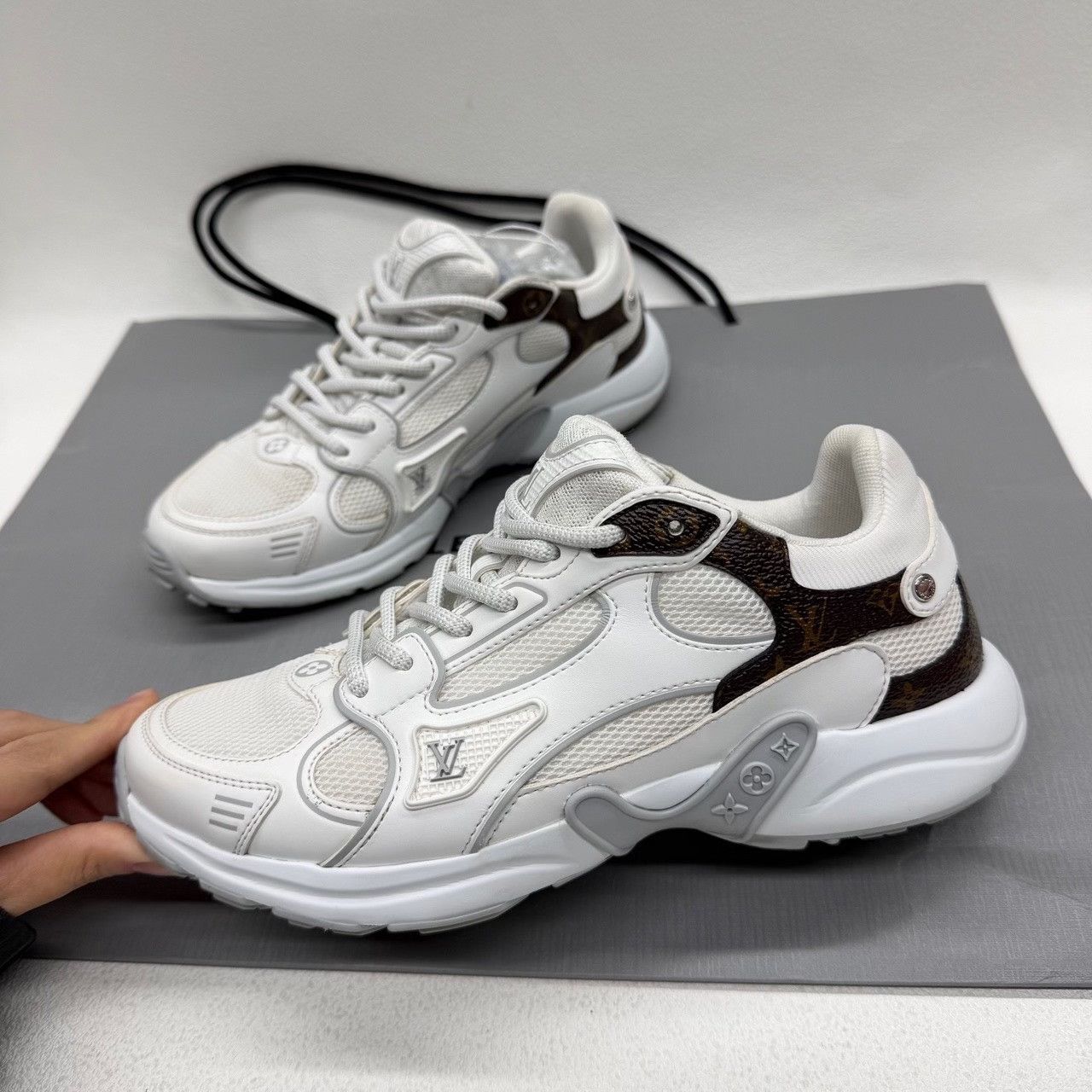 Louis Vuitton Louis Vuitton White Lowtop Sneakers us_5 Women Size US 5 / IT 35 - 7 Thumbnail