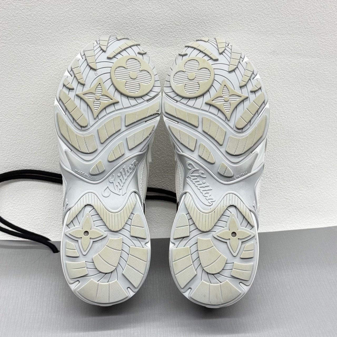 Louis Vuitton Louis Vuitton White Lowtop Sneakers us_5 Women Size US 5 / IT 35 - 6 Thumbnail