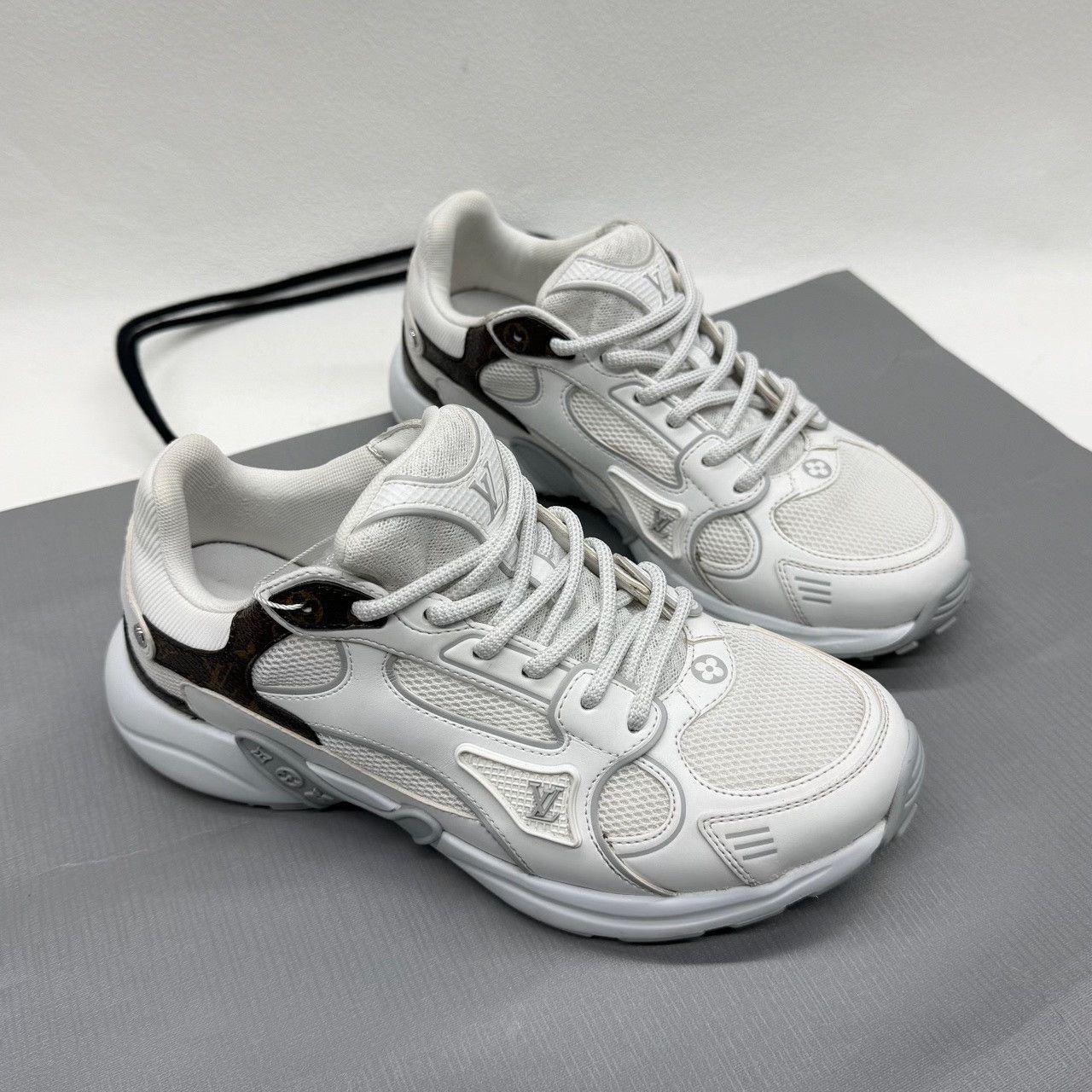 Louis Vuitton Louis Vuitton White Lowtop Sneakers us_5 Women Size US 5 / IT 35 - 3 Thumbnail