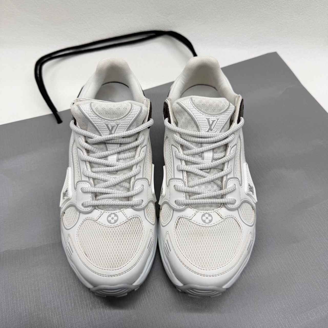 Louis Vuitton Louis Vuitton White Lowtop Sneakers us_5 Women Size US 5 / IT 35 - 2 Thumbnail