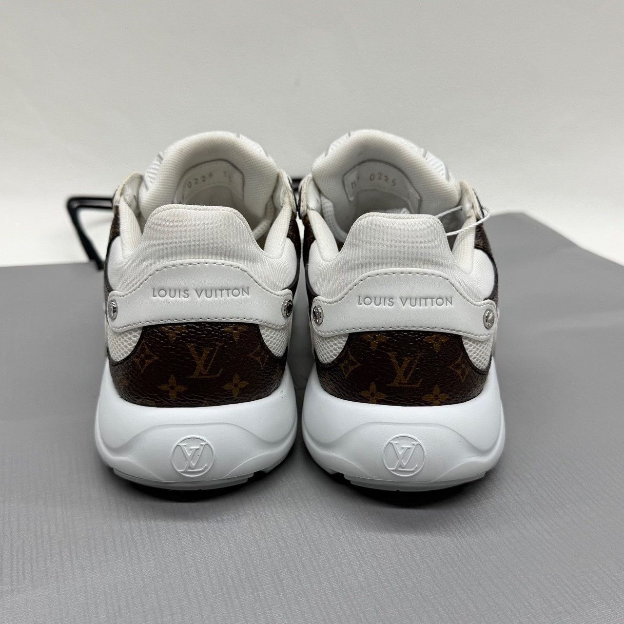 Louis Vuitton Louis Vuitton White Lowtop Sneakers us_5 Women Size US 5 / IT 35 - 4 Thumbnail