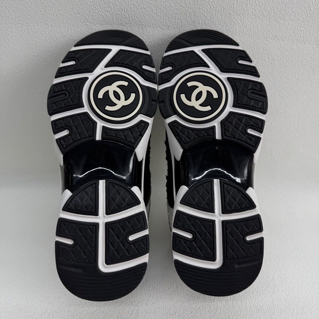 Chanel Chanel Suede Black Lowtop Sneakers us_5 Women Size US 5 / IT 35 - 7 Thumbnail