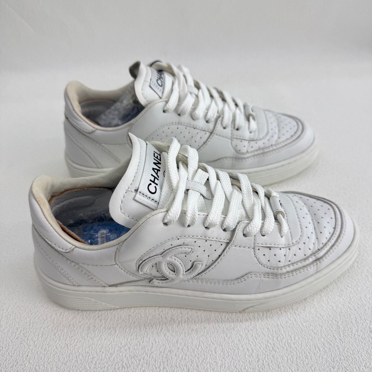 Chanel Chanel Retro White Lowtop Sneakers us_6 Women Size US 6 / IT 36 - 6 Thumbnail