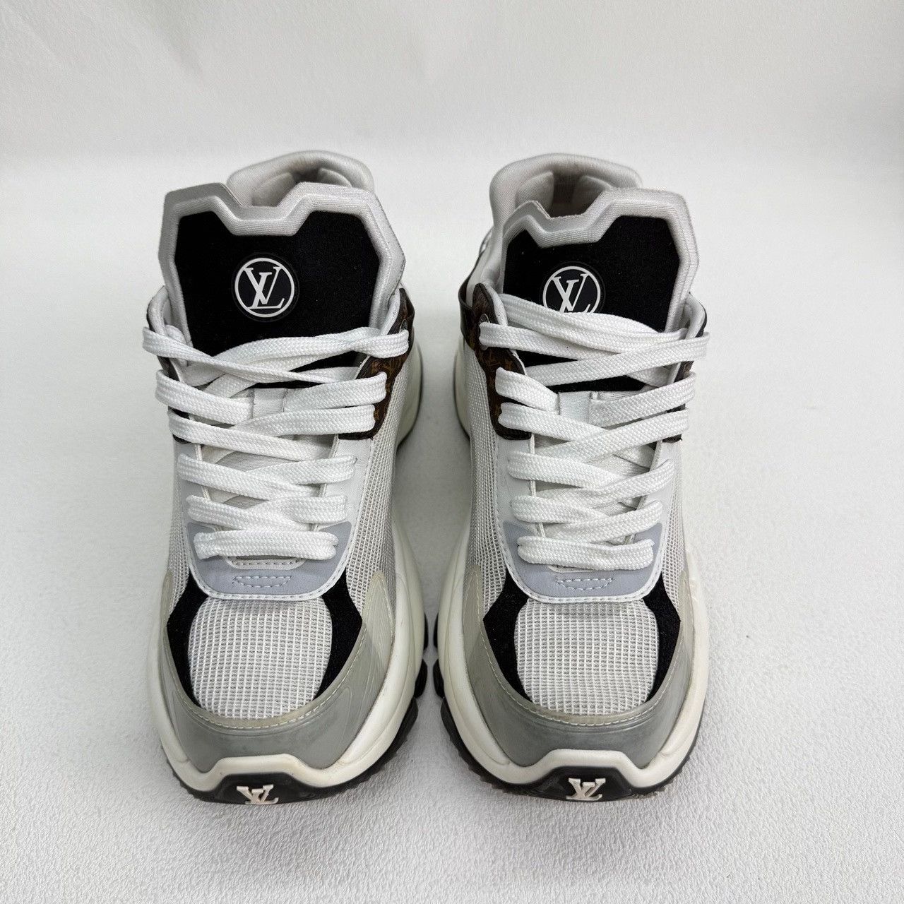 Louis Vuitton Louis Vuitton White Lowtop Sneakers us_5 Women Size US 5 / IT 35 - 2 Thumbnail