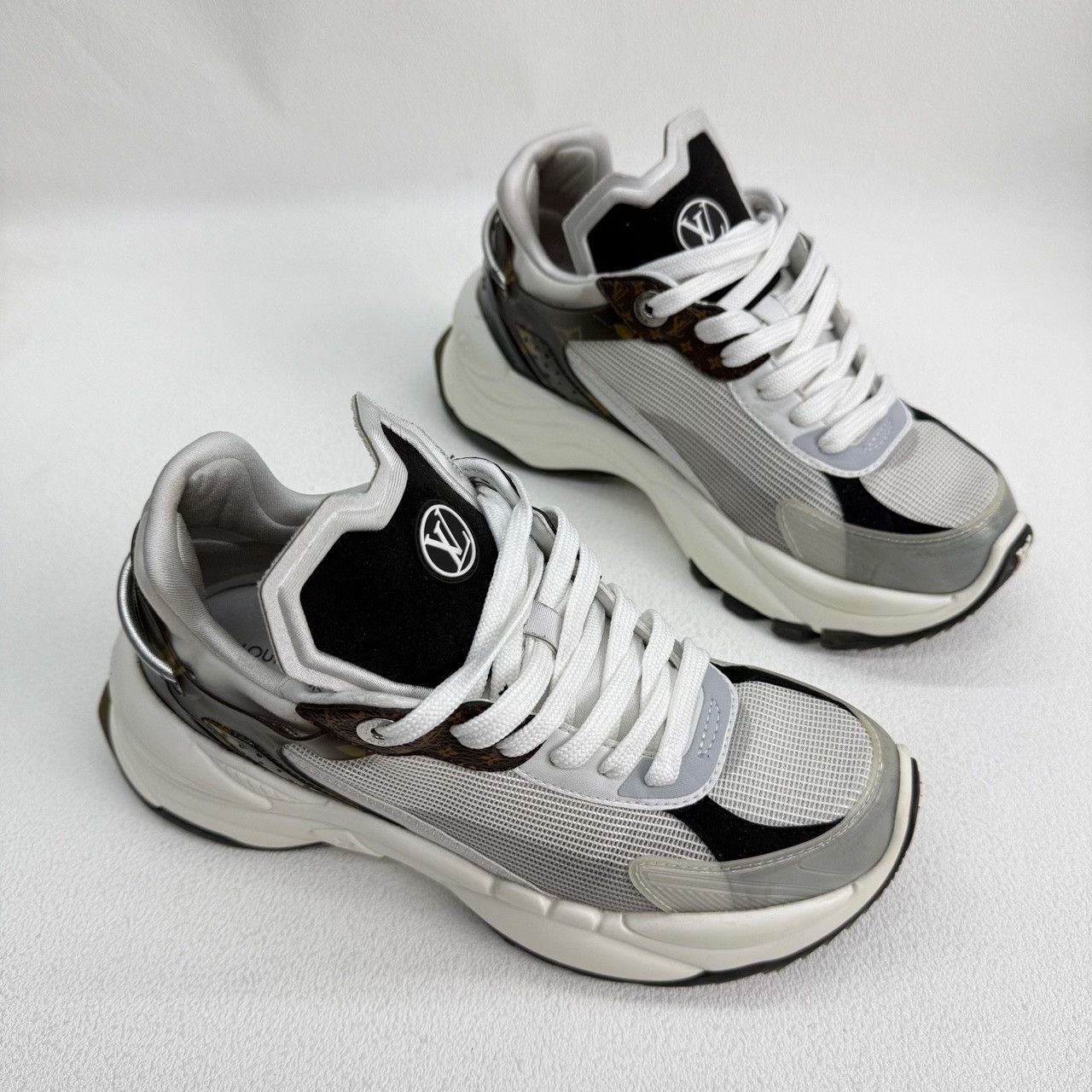 Louis Vuitton Louis Vuitton White Lowtop Sneakers us_5 Women Size US 5 / IT 35 - 3 Thumbnail