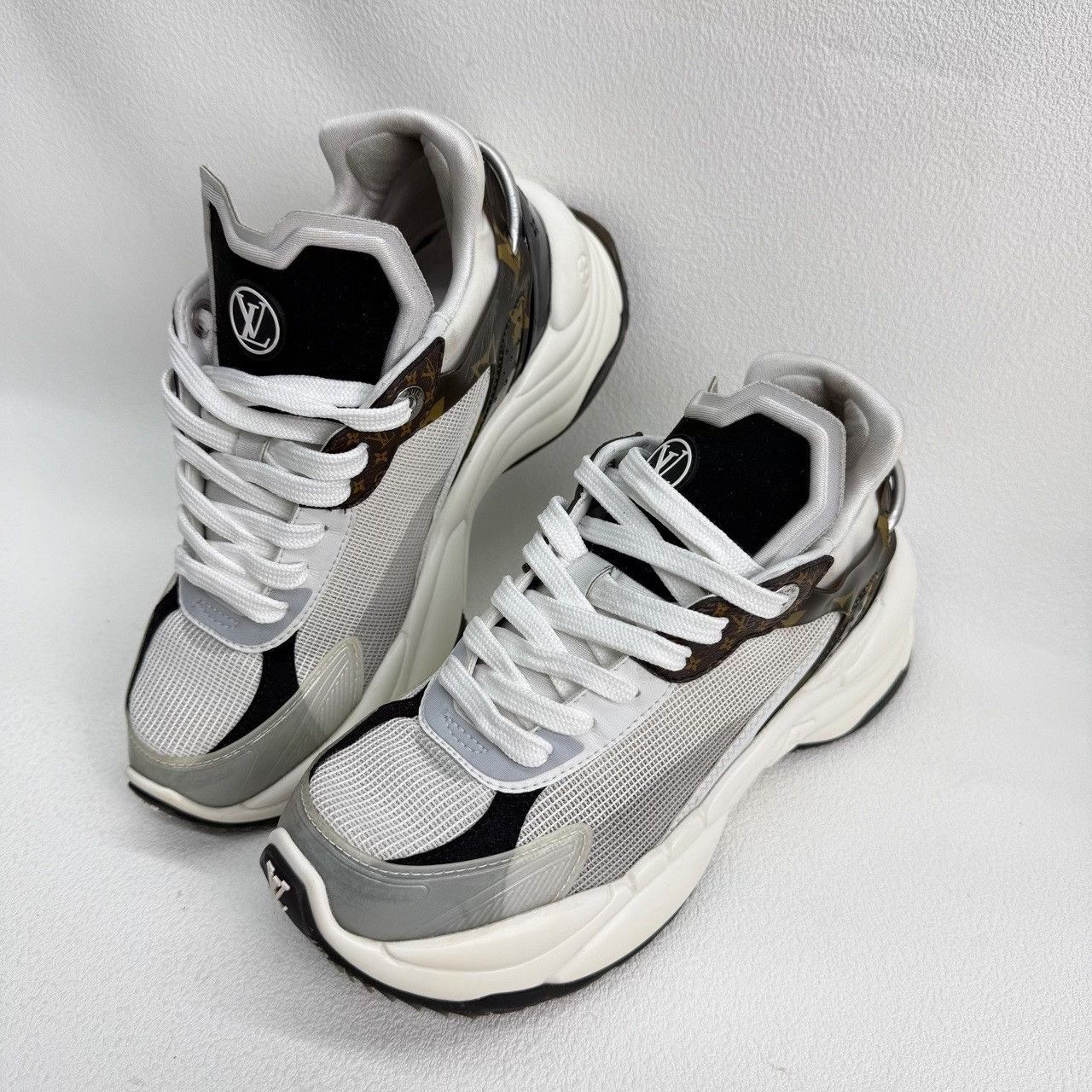 Louis Vuitton Louis Vuitton White Lowtop Sneakers us_5 Women Size US 5 / IT 35 - 9 Thumbnail