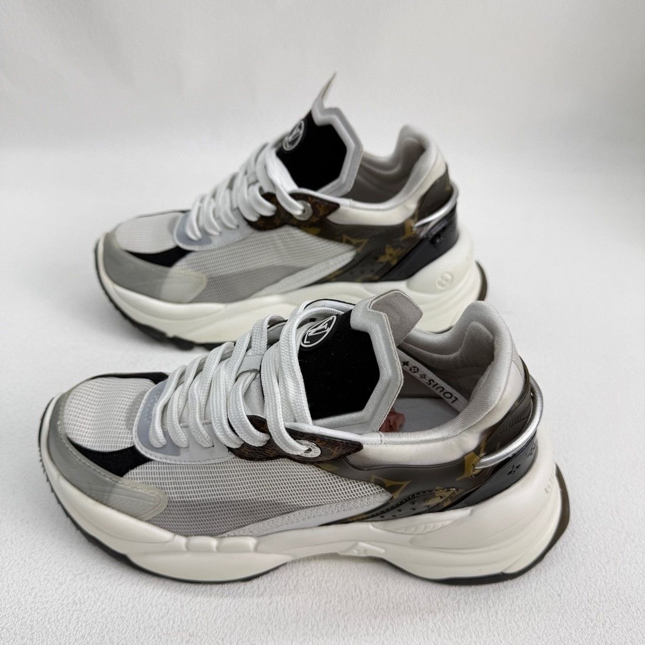 Louis Vuitton Louis Vuitton White Lowtop Sneakers us_5 Women Size US 5 / IT 35 - 6 Thumbnail