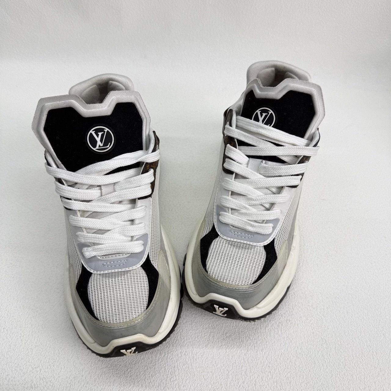 Louis Vuitton Louis Vuitton White Lowtop Sneakers us_5 Women Size US 5 / IT 35 - 8 Thumbnail