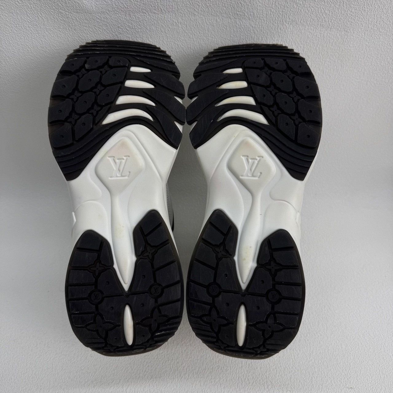 Louis Vuitton Louis Vuitton White Lowtop Sneakers us_5 Women Size US 5 / IT 35 - 7 Thumbnail