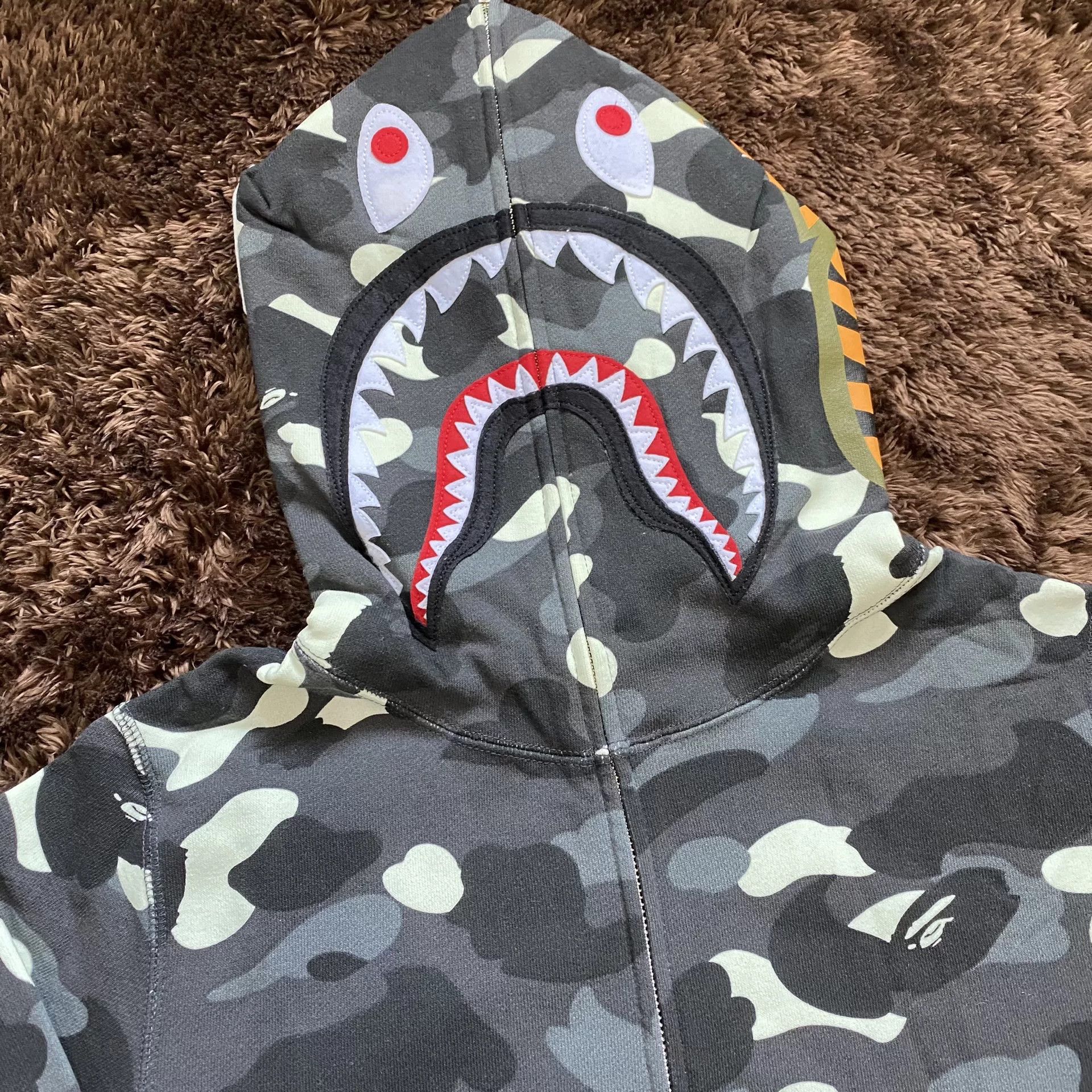 Bape Bape Shark Hoodie m Men Size US M / EU 48-50 / 2 - 2 Thumbnail