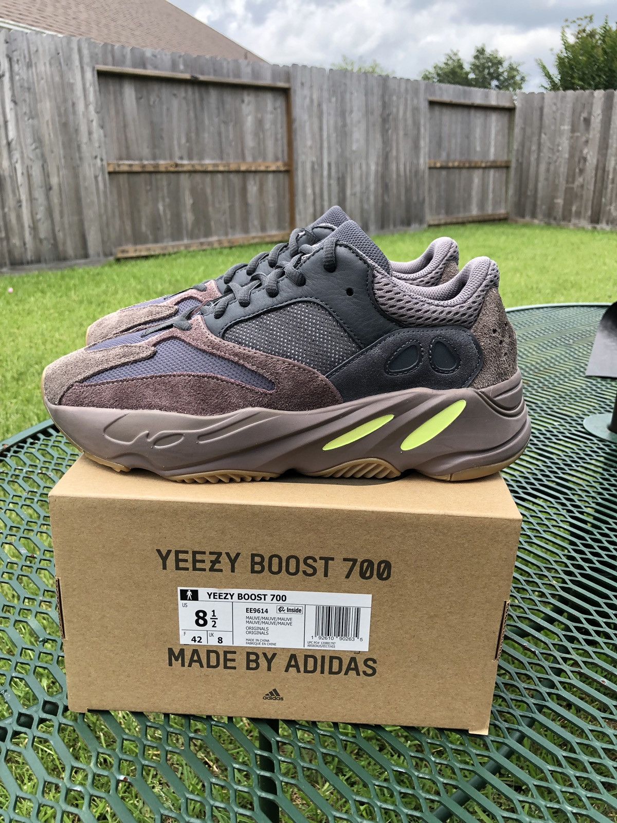 drop yeezy 700