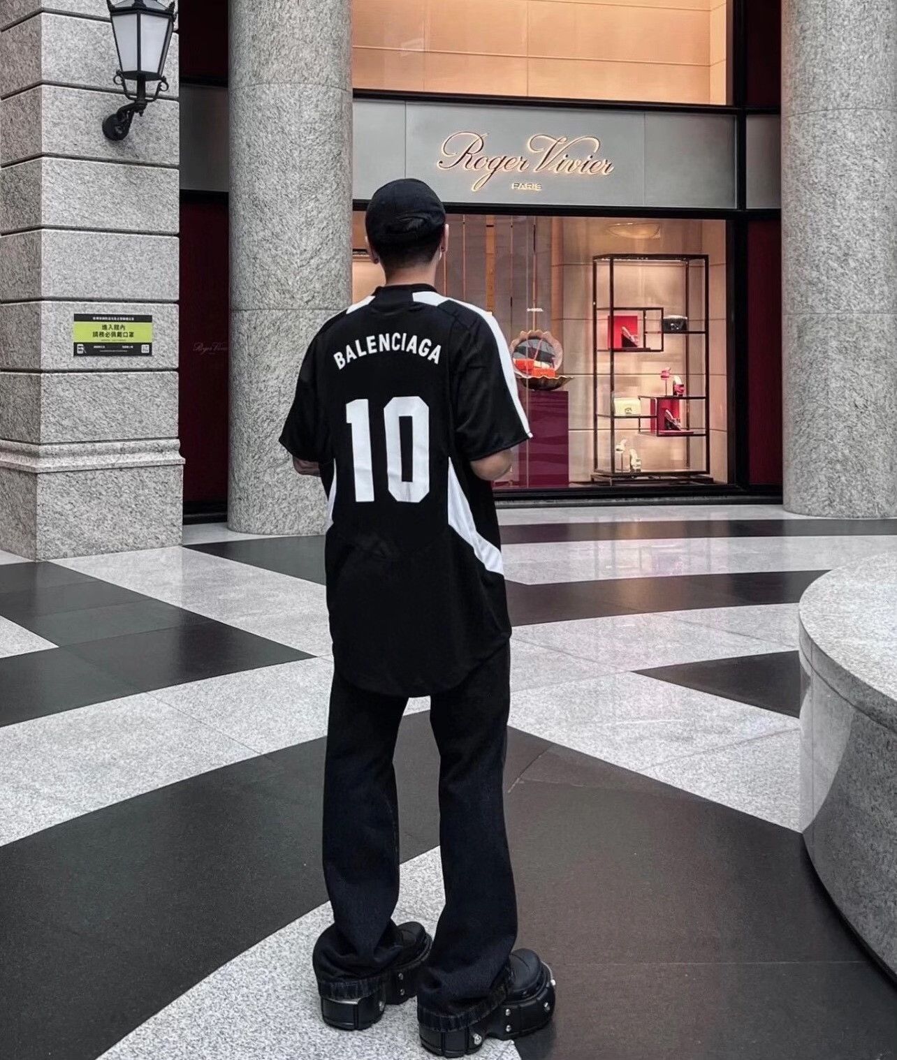Balenciaga Balenciaga Black T-Shirt s Men Size US S / EU 44-46 / 1 - 3 Thumbnail
