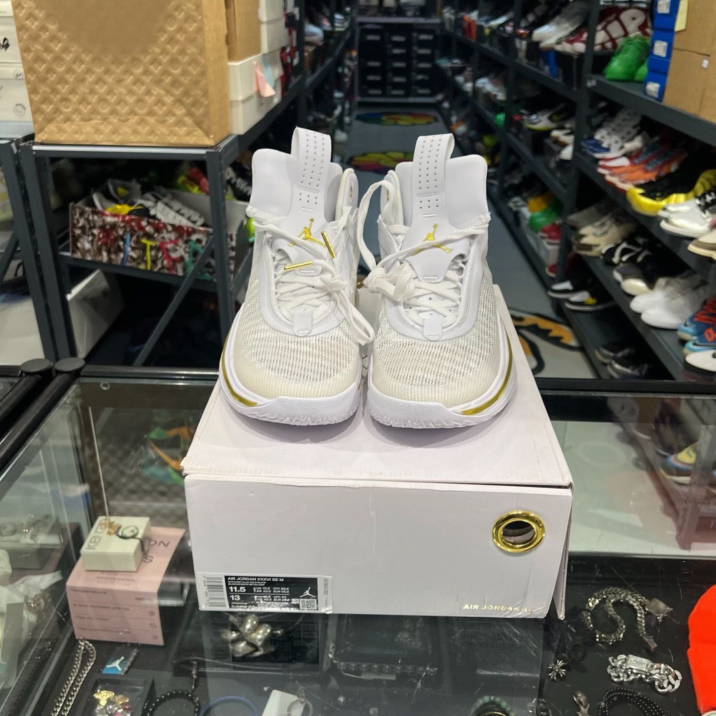 Nike Nike White Lowtop Sneakers 12 Men Size US 12 / EU 45 - 2 Thumbnail