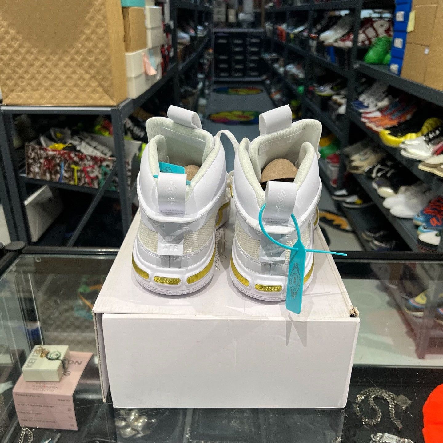 Nike Nike White Lowtop Sneakers 12 Men Size US 12 / EU 45 - 3 Thumbnail