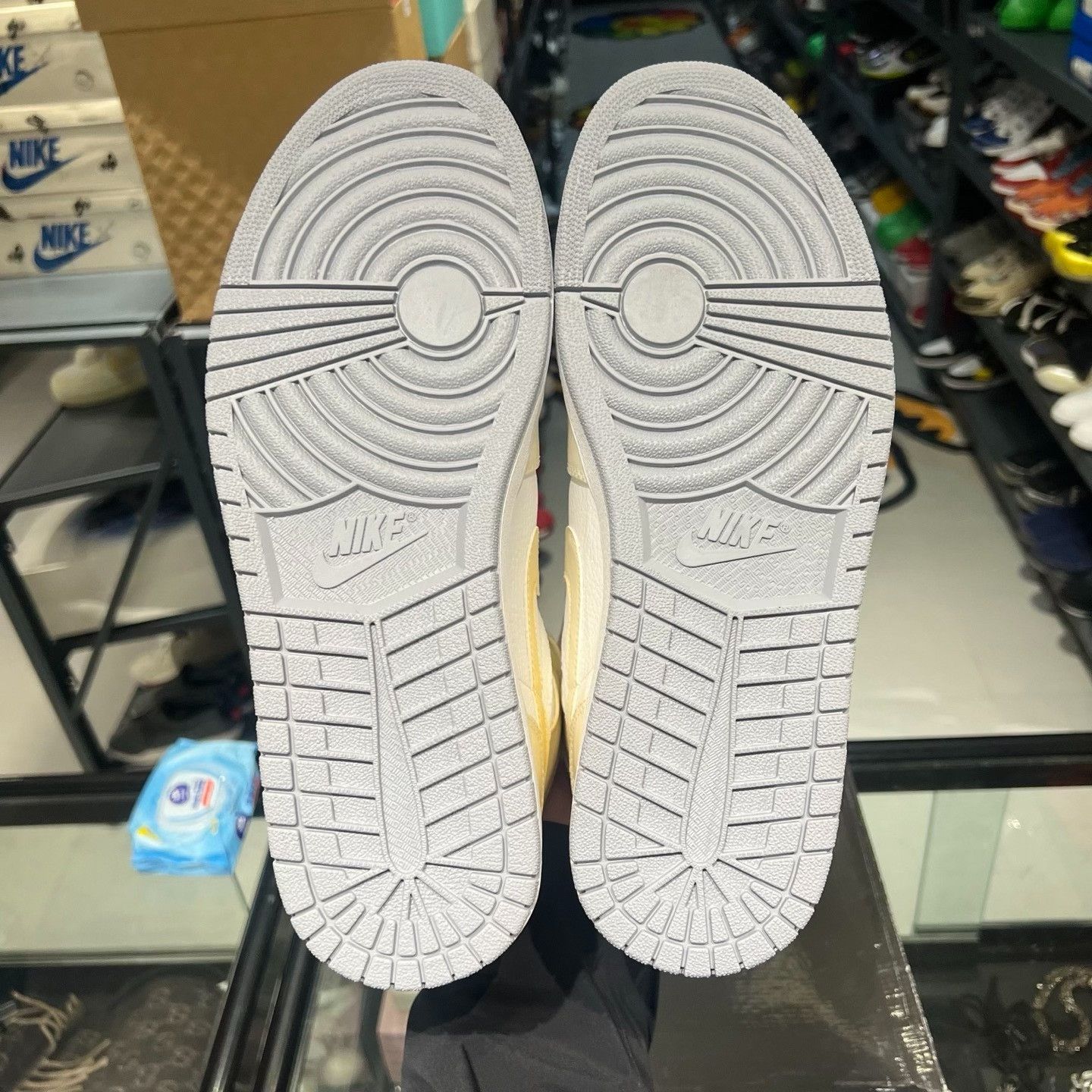 Nike Nike White Lowtop Sneakers 12 Men Size US 12 / EU 45 - 7 Thumbnail