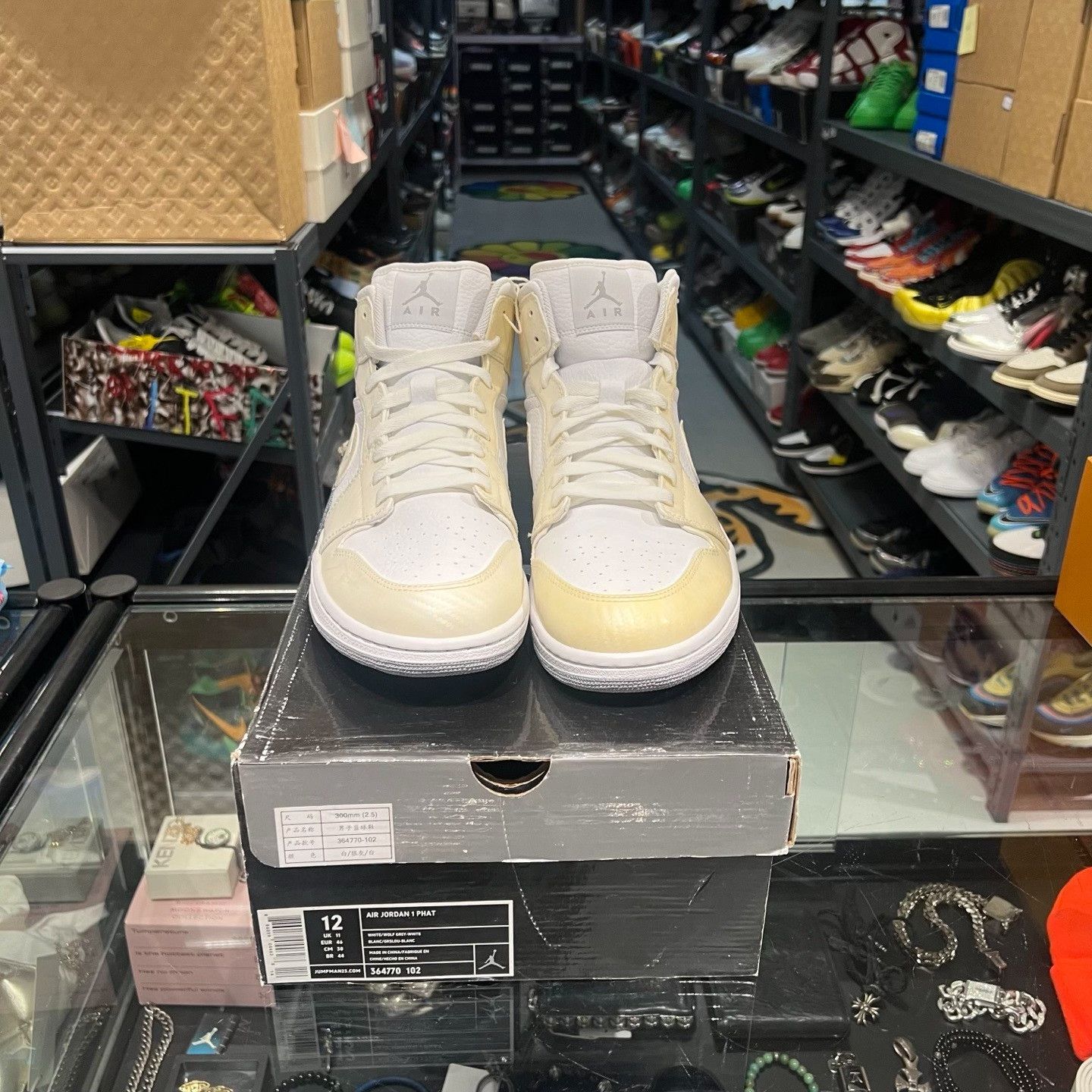 Nike Nike White Lowtop Sneakers 12 Men Size US 12 / EU 45 - 2 Thumbnail