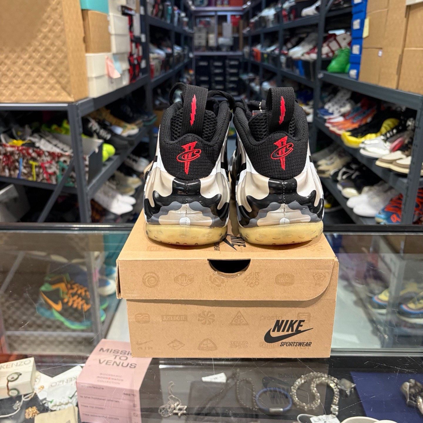 Nike Nike Black Lowtop Sneakers 9.5 Men Size US 9.5 / EU 42-43 - 3 Thumbnail