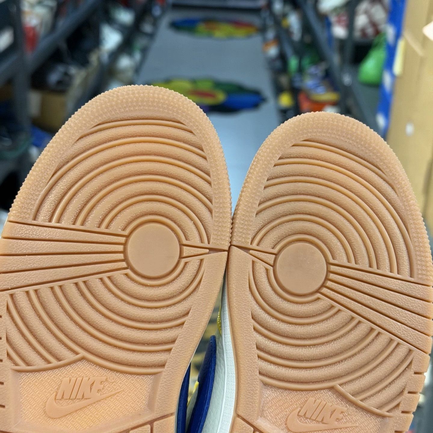 Nike Nike Gold Lowtop Sneakers 5 Men Size US 5 / EU 37 - 7 Thumbnail