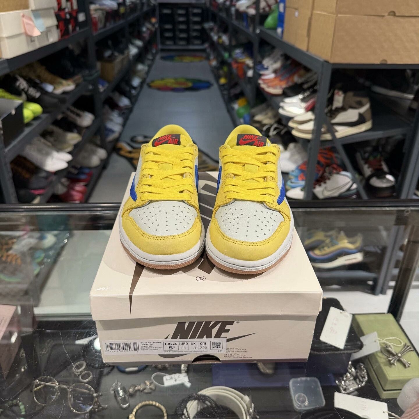 Nike Nike Gold Lowtop Sneakers 5 Men Size US 5 / EU 37 - 2 Thumbnail