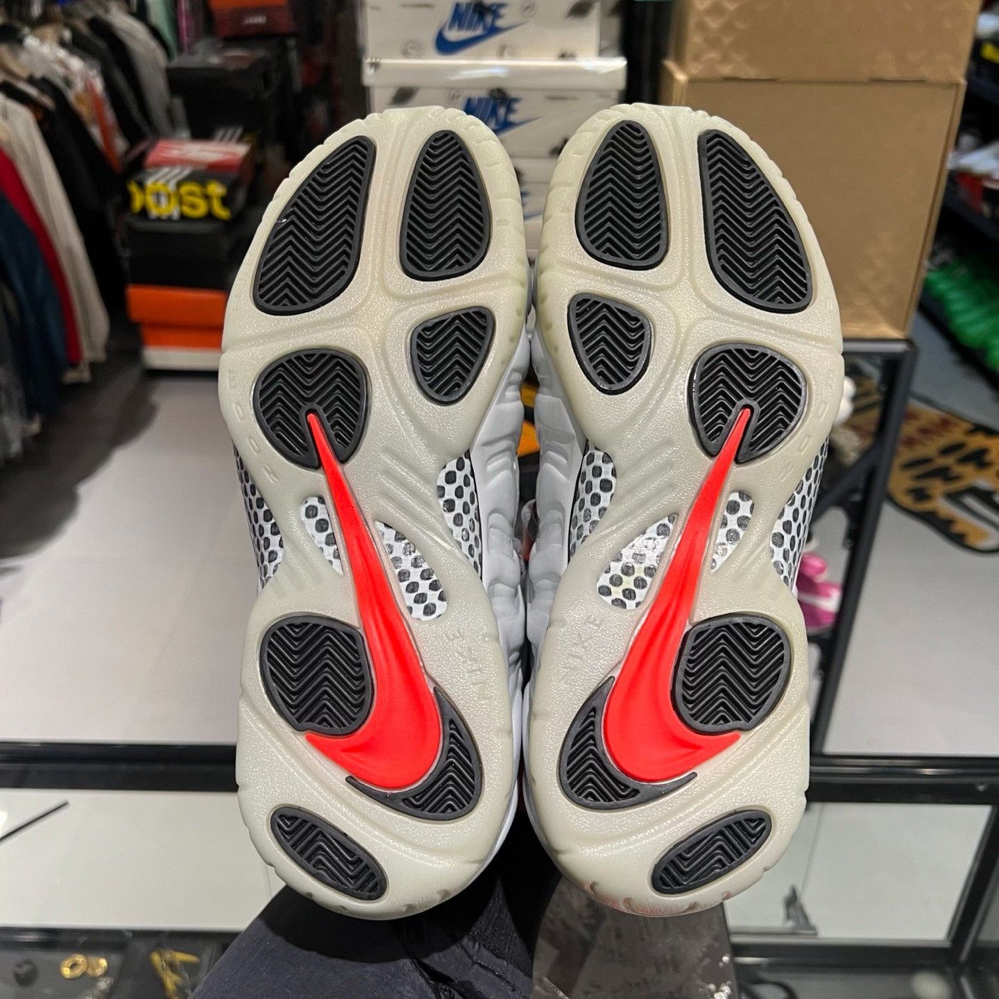 Nike Nike White Lowtop Sneakers 10 Men Size US 10 / EU 43 - 6 Thumbnail