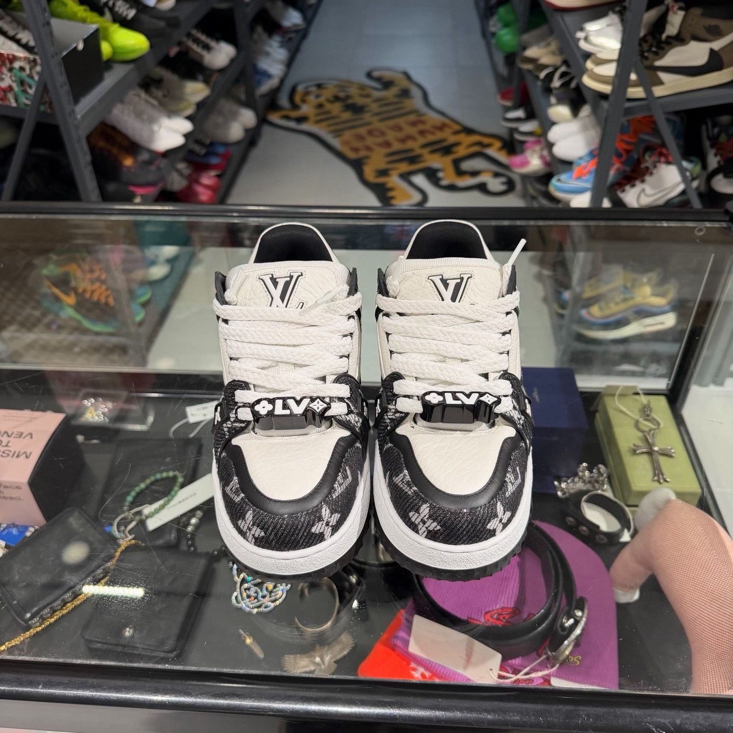 Louis Vuitton Louis Vuitton Black Lowtop Sneakers us_7-5 Women Size US 7.5 / IT 37.5 - 2 Thumbnail