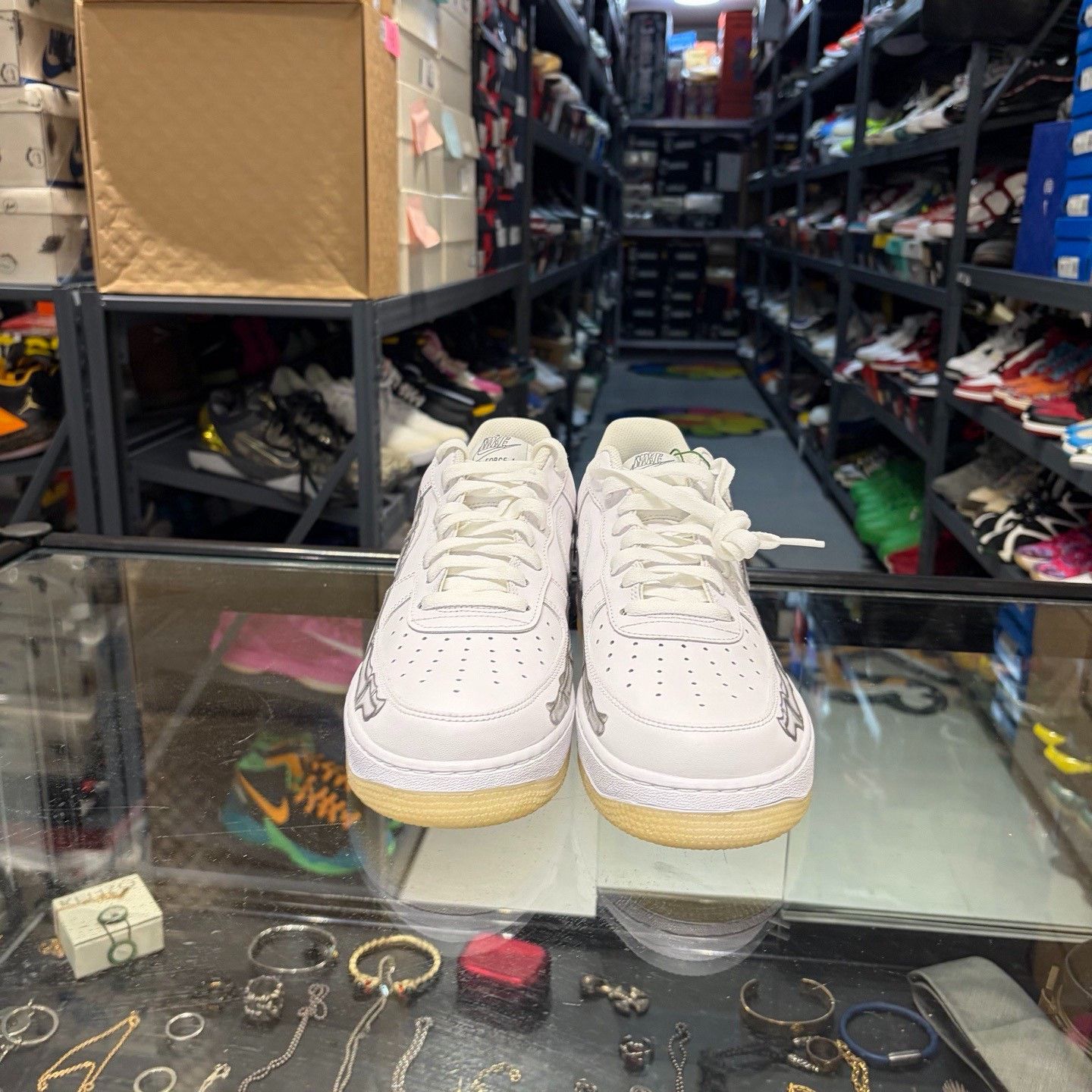 Nike Nike White Lowtop Sneakers 10.5 Men Size US 10.5 / EU 43-44 - 2 Thumbnail