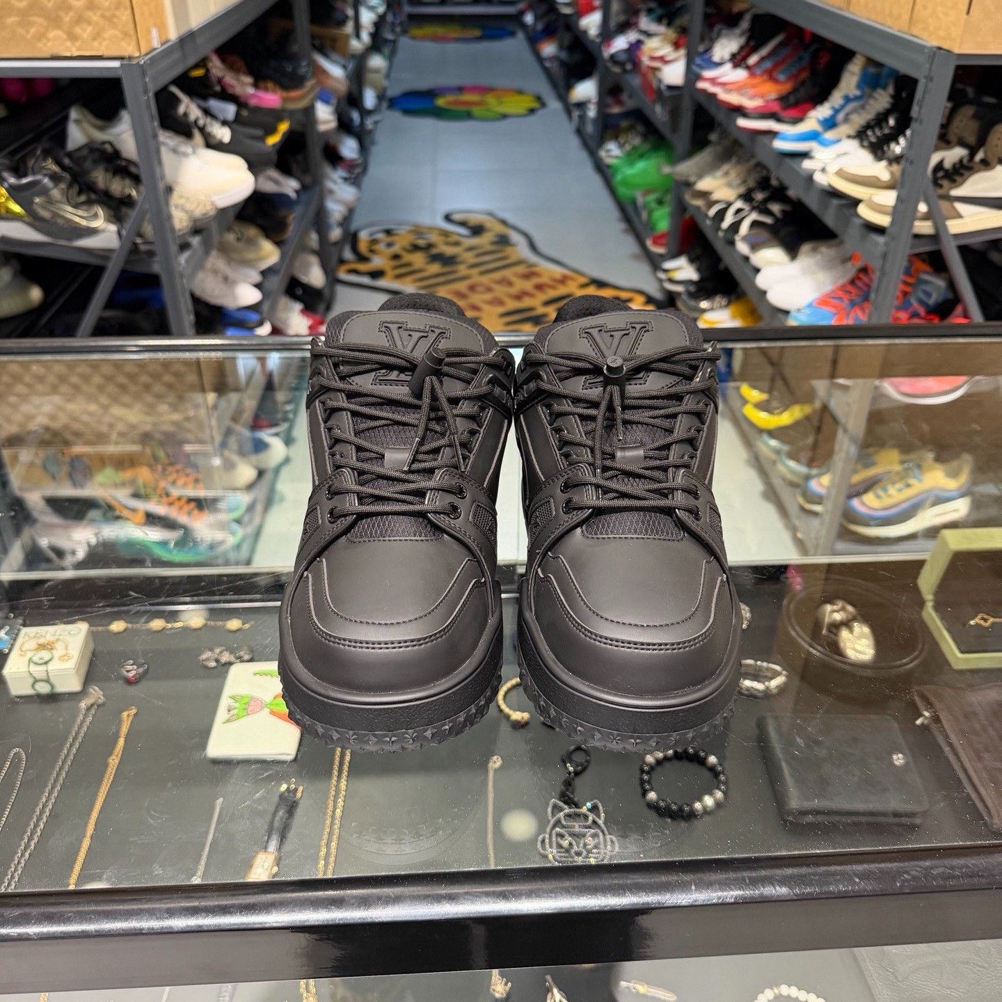 Louis Vuitton Louis Vuitton Black Lowtop Sneakers 8.5 Men Size US 8.5 / EU 41-42 - 2 Thumbnail