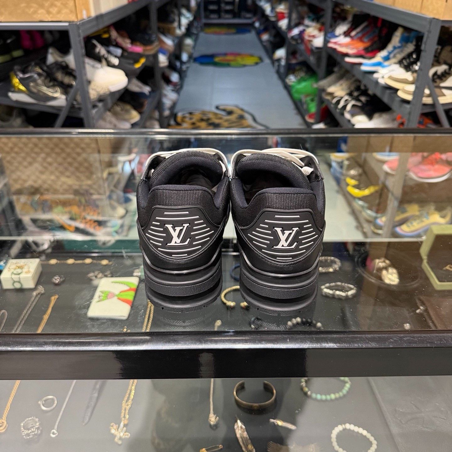 Louis Vuitton Louis Vuitton Black Lowtop Sneakers 9 Men Size US 9 / EU 42 - 3 Thumbnail