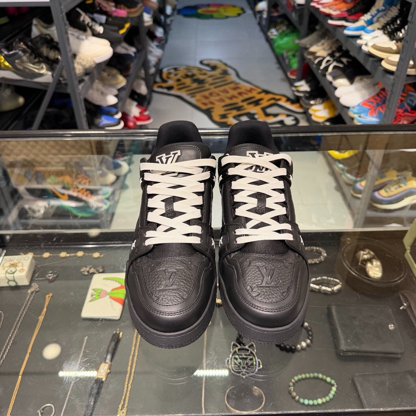 Louis Vuitton Louis Vuitton Black Lowtop Sneakers 9 Men Size US 9 / EU 42 - 2 Thumbnail