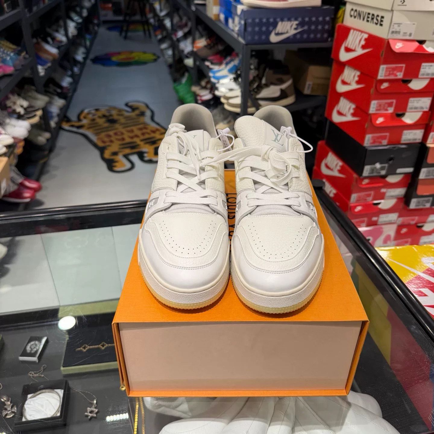 Louis Vuitton Louis Vuitton White Lowtop Sneakers 11.5 Men Size US 11.5 / EU 44-45 - 2 Thumbnail