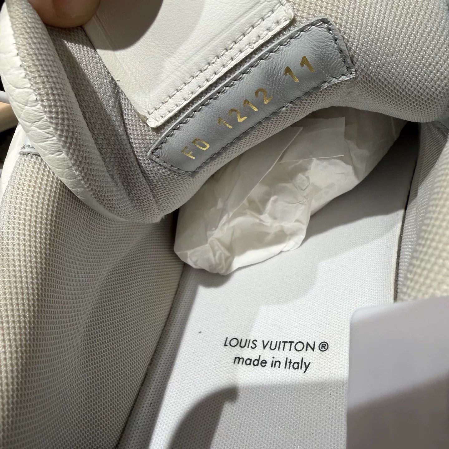 Louis Vuitton Louis Vuitton White Lowtop Sneakers 11.5 Men Size US 11.5 / EU 44-45 - 4 Thumbnail
