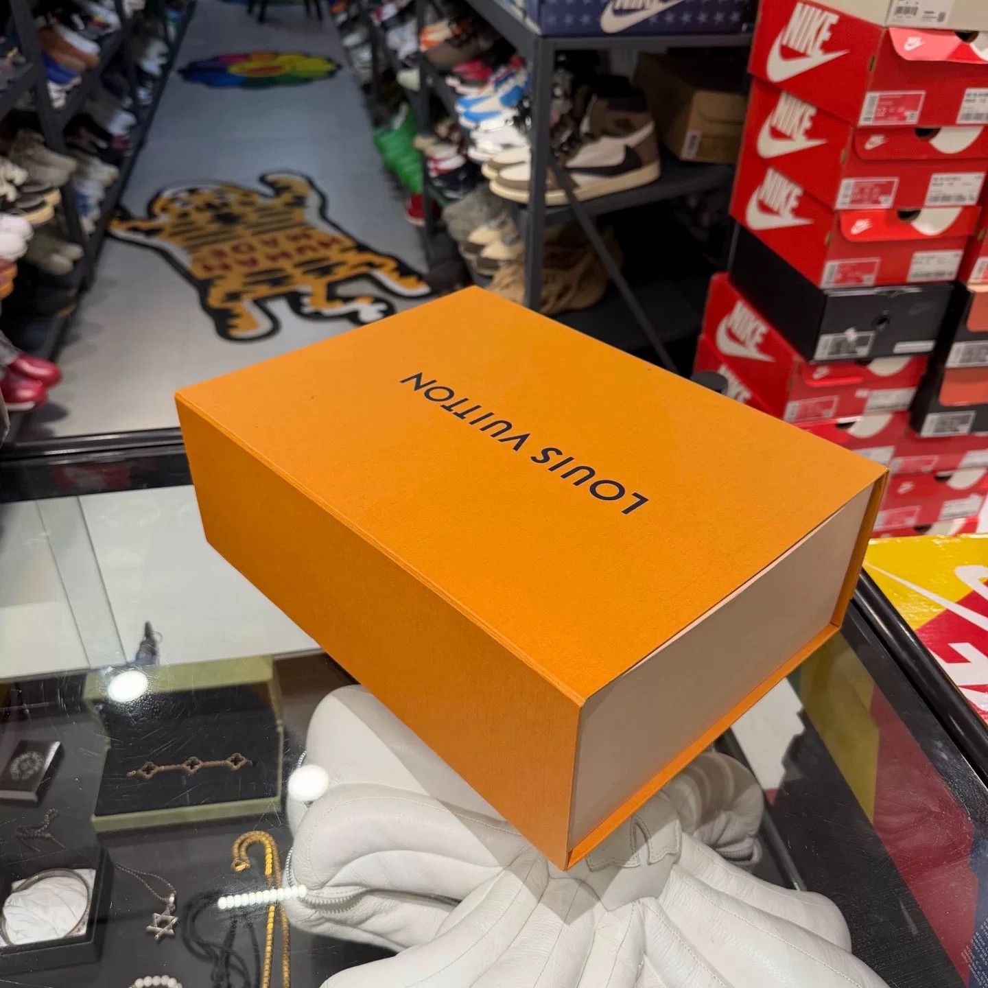 Louis Vuitton Louis Vuitton White Lowtop Sneakers 11.5 Men Size US 11.5 / EU 44-45 - 3 Thumbnail