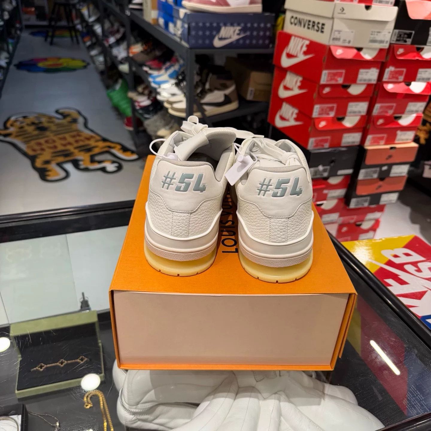 Louis Vuitton Louis Vuitton White Lowtop Sneakers 11.5 Men Size US 11.5 / EU 44-45 - 5 Thumbnail