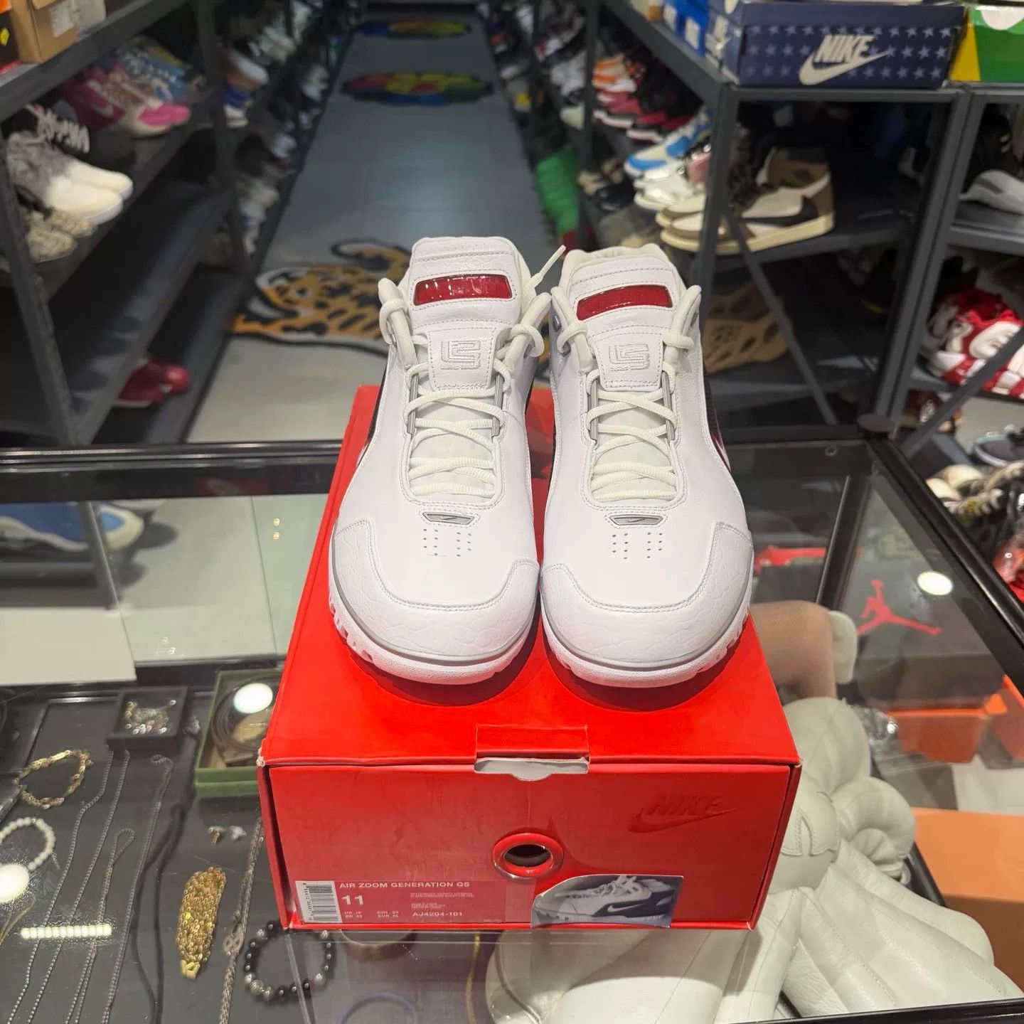Nike Nike White Lowtop Sneakers 11.5 Men Size US 11.5 / EU 44-45 - 2 Thumbnail
