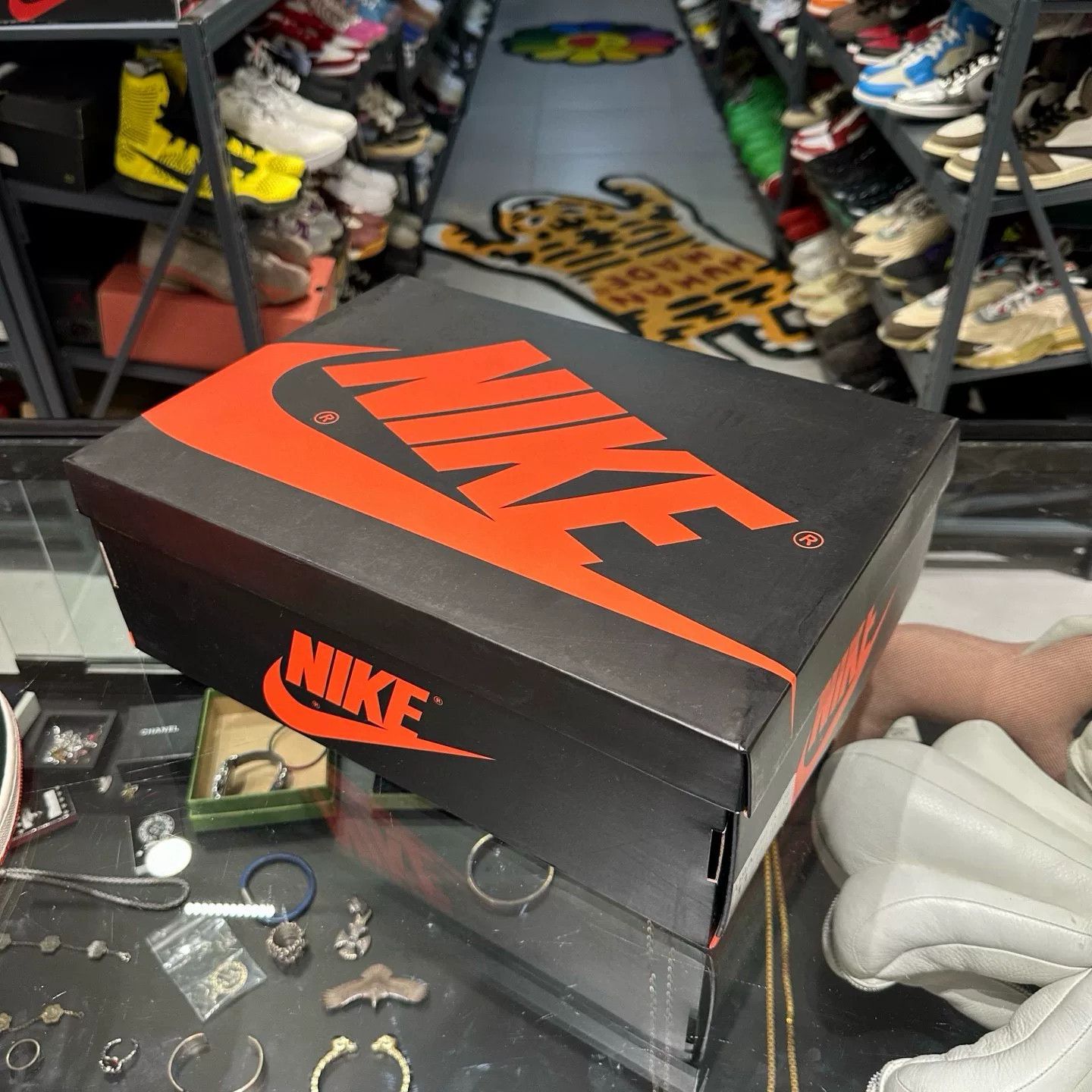 Nike Nike Orange Lowtop Sneakers 11.5 Men Size US 11.5 / EU 44-45 - 5 Thumbnail