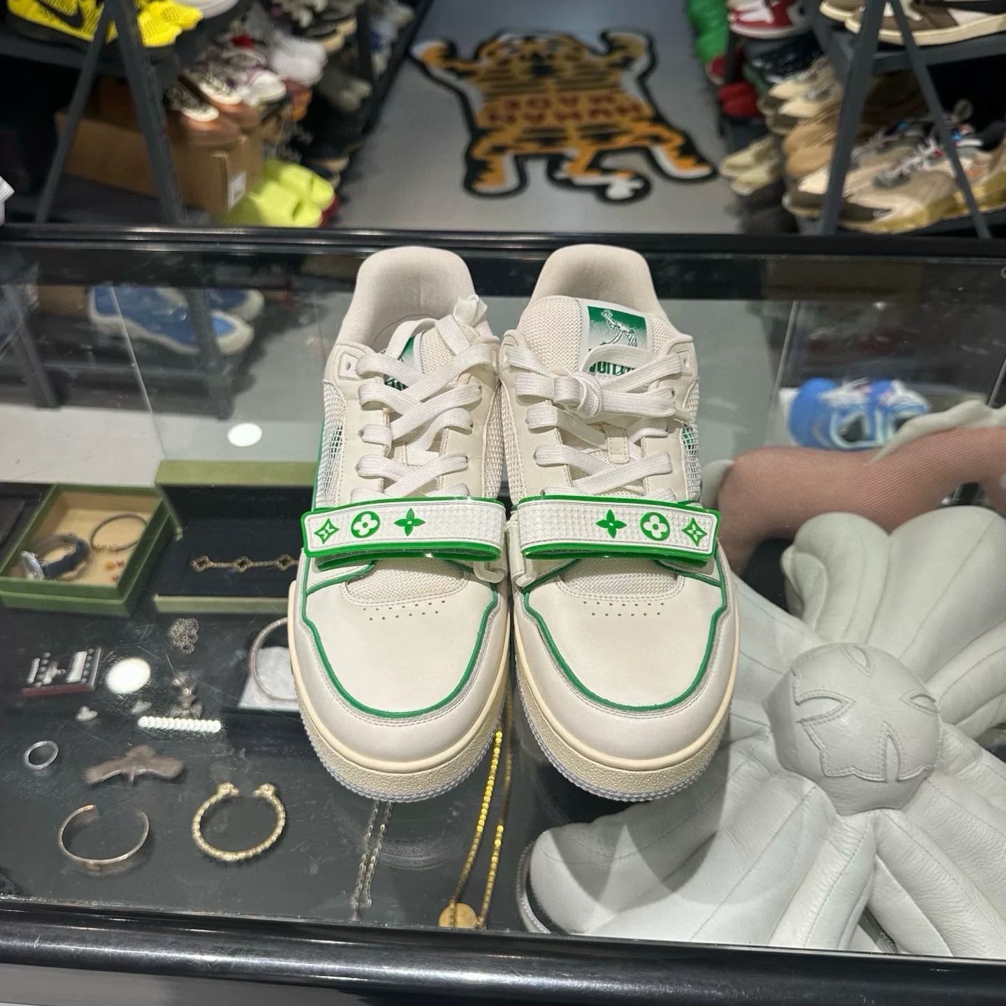 Louis Vuitton Louis Vuitton Green Lowtop Sneakers 9 Men Size US 9 / EU 42 - 2 Thumbnail